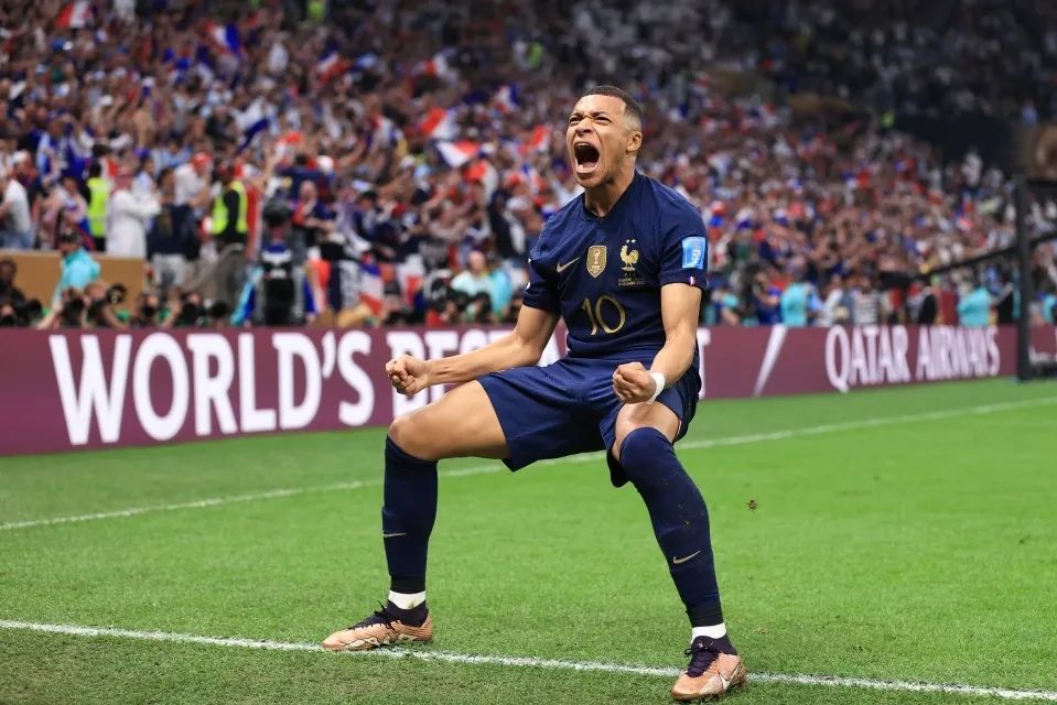 Mbappé vale 180 millones de euros, ocupando el primer lugar del mundo.